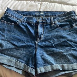 Denim shorts. Stretch. Cuffed hem.